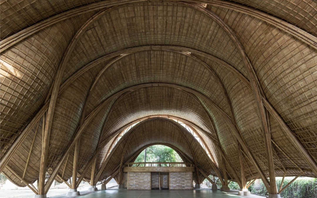 Ibuku diseña un edificio de bambú en la jungla Balinesa